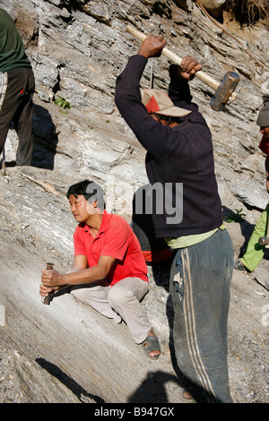 Le Népal Annapurna 19 Mars 2008 Les travailleurs de la construction de la route de la préparation pour le dynamitage Banque D'Images