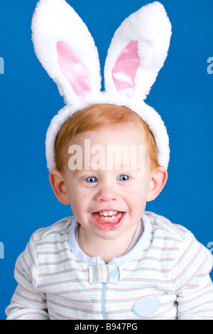 Beau Bébé portant des oreilles de lapin de Pâques sur la tête Banque D'Images