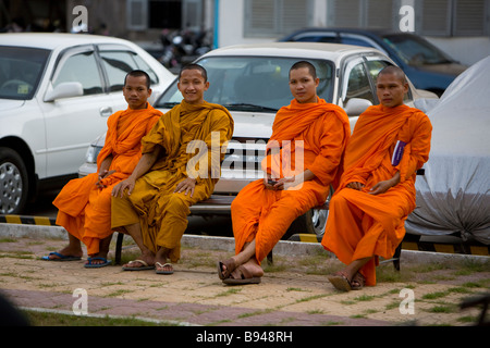 Moines à l'extérieur du Musée du Génocide de Tuol Sleng Museum Phnom Penh Cambodge Banque D'Images