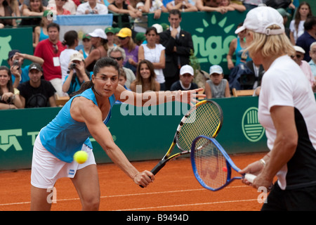 Gabriela Sabatini et Martina Navratilova à jouer ensemble dans un match de tennis tennis doubles à Buenos Aires Banque D'Images