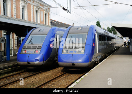 2 TER des trains de banlieue sont côte à côte à la gare de Quimper en France Banque D'Images