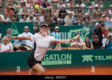 Martina Navratilova sur le point de frapper une balle dans un match joué contre Gabriela Sabatini à Buenos Aires, Argentine Banque D'Images