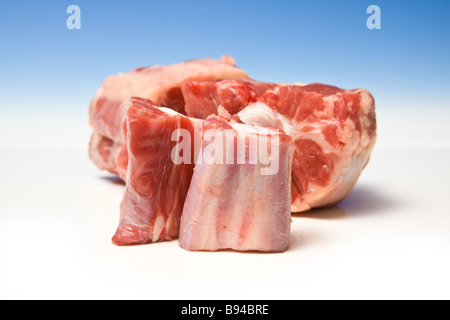 Morceaux de queue de boeuf sur un fond bleu dégradé studio Banque D'Images