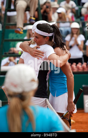 Gabriela Sabatini et Martina Navratilova enlacés après avoir joué un match de tennis à Buenos Aires Banque D'Images