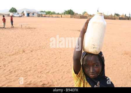 Un jeune réfugié soudanais de la région du Darfour dans un camp de réfugiés dans les pays voisins à Goz Beida, l'Est du Tchad Banque D'Images