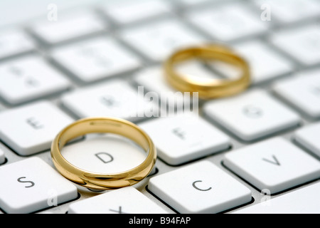 Les anneaux de mariage bijoux mariée marié couple deux ombres bague précieuse journée spéciale robe de mariée noces brassard adore engagement band Banque D'Images