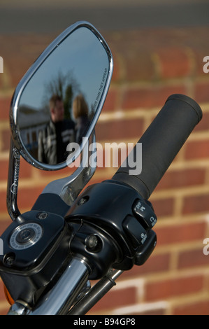 Un couple reflété dans un miroir, moto Harley Davidson guidon, Rye, East Sussex, England, UK Banque D'Images