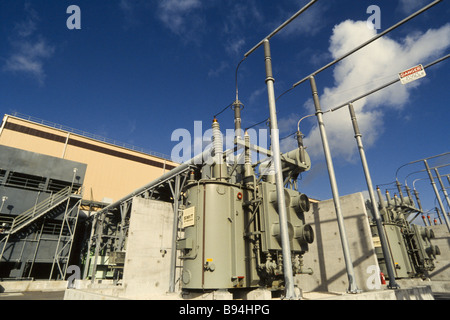 Prodution d'énergie nucléaire,,et les lignes de transmission Banque D'Images