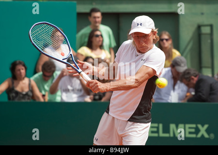 Martina Navratilova hiting sauvé une balle dans un match joué contre Gabriela Sabatini à Buenos Aires, Argentine Banque D'Images