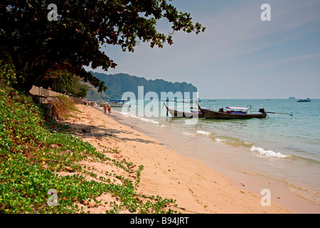 Ao Nang Beach : bateau à longue queue Banque D'Images