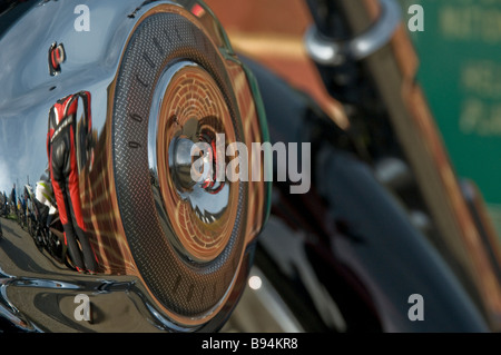 Un détail d'un moteur de moto Harley-Davidson reflétant un motocycliste, Rye, East Sussex, England, UK Banque D'Images