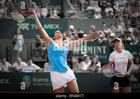 Gabriela Sabatini et Martina Navratilova à jouer ensemble dans un match de double tennis à Buenos Aires Banque D'Images