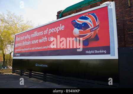 Les panneaux publicitaires pour NatWest Bank le bâtiment abandonné à Newport South Wales UK Banque D'Images