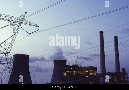 Prodution d'énergie nucléaire,,et les lignes de transmission Banque D'Images