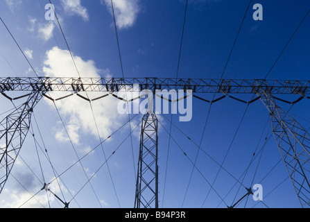 Prodution d'énergie nucléaire,,et les lignes de transmission Banque D'Images