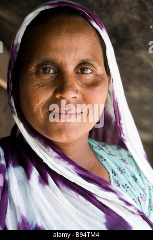 Portrait d'une femme indienne qui vit dans un taudis / bidonville. Surat, Gujarat. L'Inde. Banque D'Images