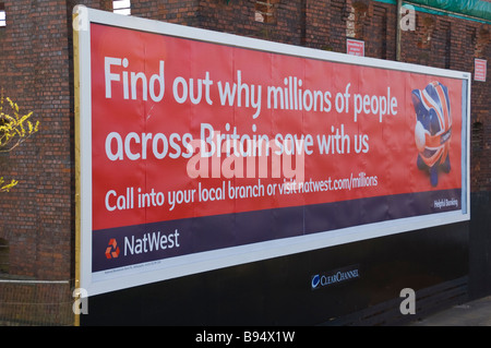 Les panneaux publicitaires pour NatWest Bank le bâtiment abandonné à Newport South Wales UK Banque D'Images