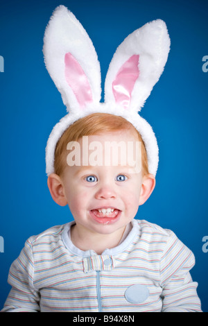 Beau Bébé portant des oreilles de lapin de Pâques sur la tête Banque D'Images