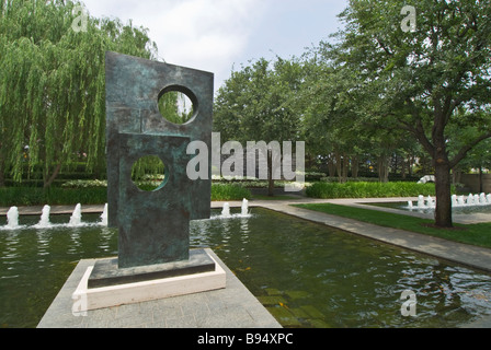 Nasher Sculpture Center de Dallas Texas carrés avec deux cercles par l'artiste anglais Barbara Hepworth Banque D'Images