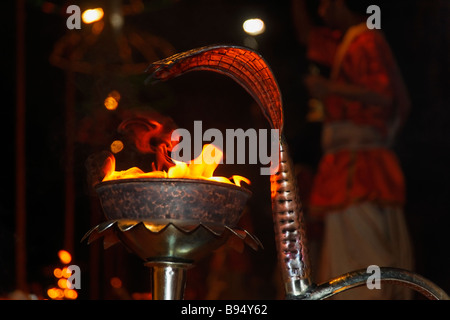 Prêtre hindou Brahman effectuant le coucher de fête au Gange Varanasi Banque D'Images