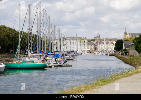 Une vue du Port de Vannes à la recherche vers la Place Gambetta montrant de nombreux yachts amarrés Banque D'Images