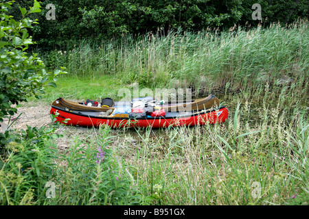 Deux des kayaks ouverts sur la rive Banque D'Images
