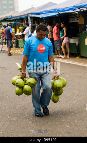 Coco froid pour la vente dans le marché du week-end coloré près de la tour de télévision de Brasilia, Brésil. Banque D'Images