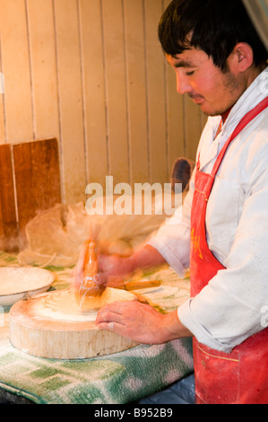 Une visite à un local ( Nan ) Naan bread bakery en utilisant l'argile four tandoori. Le boulanger fait les motifs sur le pain. Banque D'Images