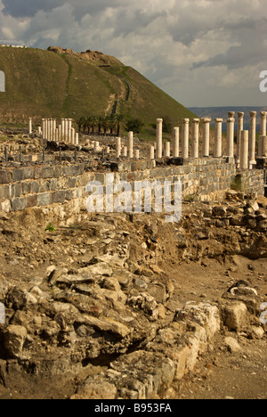 Colonnade de marbre bordée Palladius rue menant vers dire massive dans l'ancienne ville byzantine Romain Scythopolis Bet Shean Banque D'Images