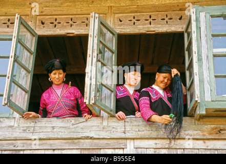 Yao rouge femmes de nationalité dans le comté de Longsheng Longji à Ping'an du village avec une peigner les cheveux Banque D'Images