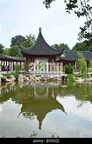 Jardin Chinois avec pavillon et passage couvert Banque D'Images