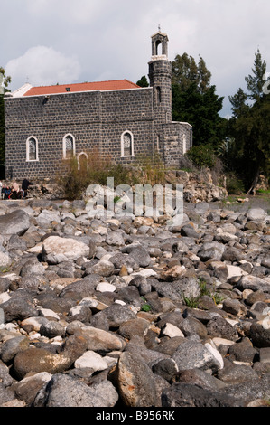 Église de la primauté de Saint Pierre construit en 1933 qui intègre certaines parties d'une église du 4ème siècle situé à Tabgha près de Capharnaüm en Israël Banque D'Images