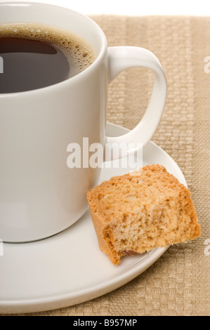 Tasse de café noir et biscuit de biscuit de biscotti gros plan Banque D'Images