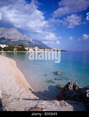 Scène de plage près de Baska Voda sur la Riviera de Makarska, Croatie. Banque D'Images