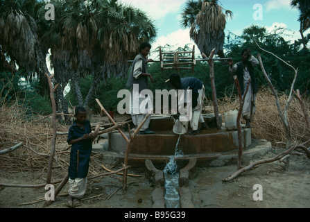 Soudan Afrique de l'Est les collines de la mer Rouge de l'eau de la province de travail nomades beja sur bien d'Oxfam a parrainé le projet d'irrigation Banque D'Images