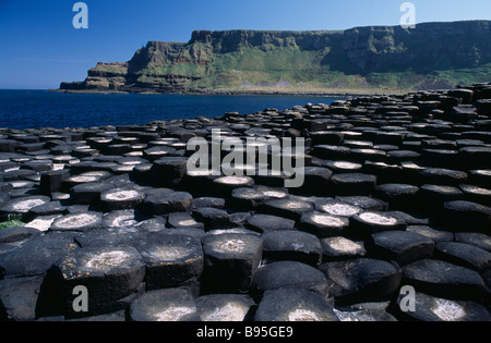 L'Irlande du Nord, le comté d'Antrim, la Chaussée des Géants. Voir l'est à travers les pierres des falaises vers la section principale et côte nord-ouest. Banque D'Images