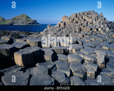 L'Irlande du Nord, le comté d'Antrim, la Chaussée des Géants. Voir l'ensemble de colonnes en pierre de lave de basalte d'enclenchement laissés par les éruptions volcaniques. Banque D'Images