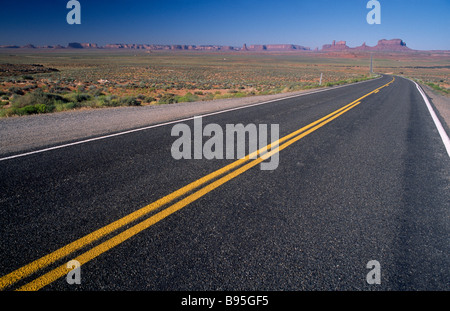 Aux Etats-Unis, l'Arizona, Monument Valley, l'US Highway 163. Vue sur bout de route vide vers valley avec des formations de roche. Banque D'Images