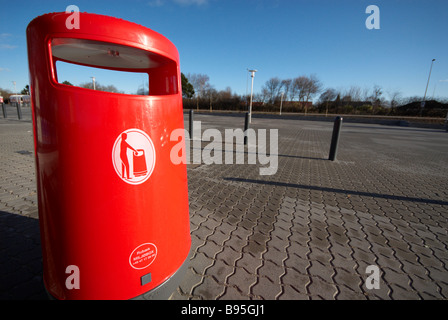 Sur corbeille grand parking au centre commercial métaphore de détritus le Jutland Danemark Scandinavie Banque D'Images