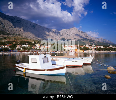 Bateaux dans le port de Baska Voda sur la Riviera de Makarska, Croatie. Banque D'Images