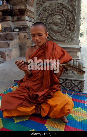 Cambodge La Province de Siem Reap Angkor Wat Thom le moine bouddhiste le chant du sanskrit prières inscrit sur la feuille de palmier. Banque D'Images