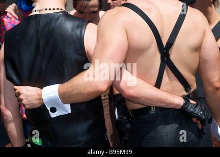 Un couple Gay Pride 2008 embrasser pendant, London, England, UK Banque D'Images