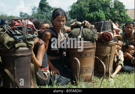 Guerre du Vietnam Central Highlands Siège de Kontum réfugiés Montagnards en attente d'évacuation par hélicoptère Banque D'Images