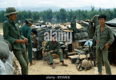 Guerre du Vietnam Central Highlands Siège de Kontum soldats montagnards recueillies en base à l'intérieur d'un périmètre de barbelés Banque D'Images