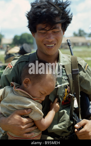 Guerre du Vietnam Central Highlands Siège de Kontum Montagnard soldier jeune enfant Banque D'Images