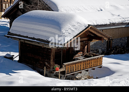 La Suisse, l'Oberland bernois, Murren. Logement chalet couvert de neige dans le centre du village. Banque D'Images