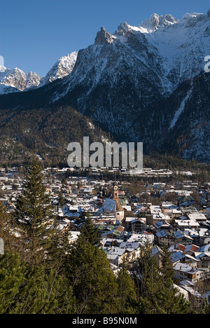 Germany, Bavaria, Mittenwald. Vue sur les toits de la ville de Mittenwald collines environnantes avec des montagnes enneigées derrière. Banque D'Images