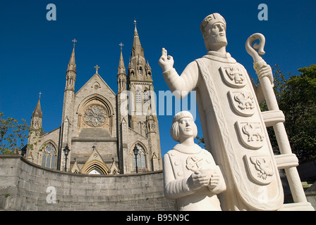 L'Irlande, comté de Monaghan, Monaghan Town. Cathédrale St Macartans avec statue de saints Macartan et Patrick en premier plan. Banque D'Images