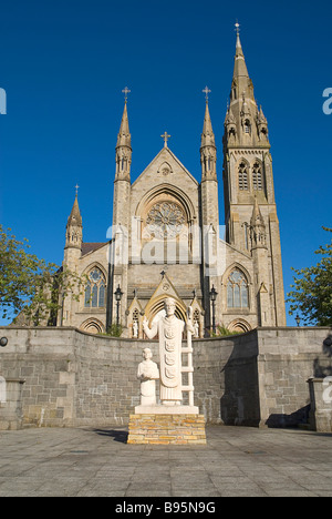 L'Irlande, comté de Monaghan, Monaghan Town. Cathédrale St Macartans avec statue de Saints Macartan et Patrick en premier plan. Banque D'Images