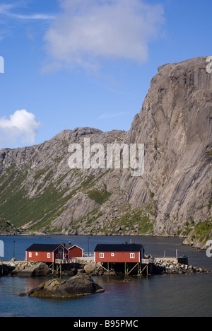 Maisons sur la roche à Nusfjord, Flakstad, Flakstadøya island, îles Lofoten, Nordland, Norvège, Scandinavie, Europe Banque D'Images